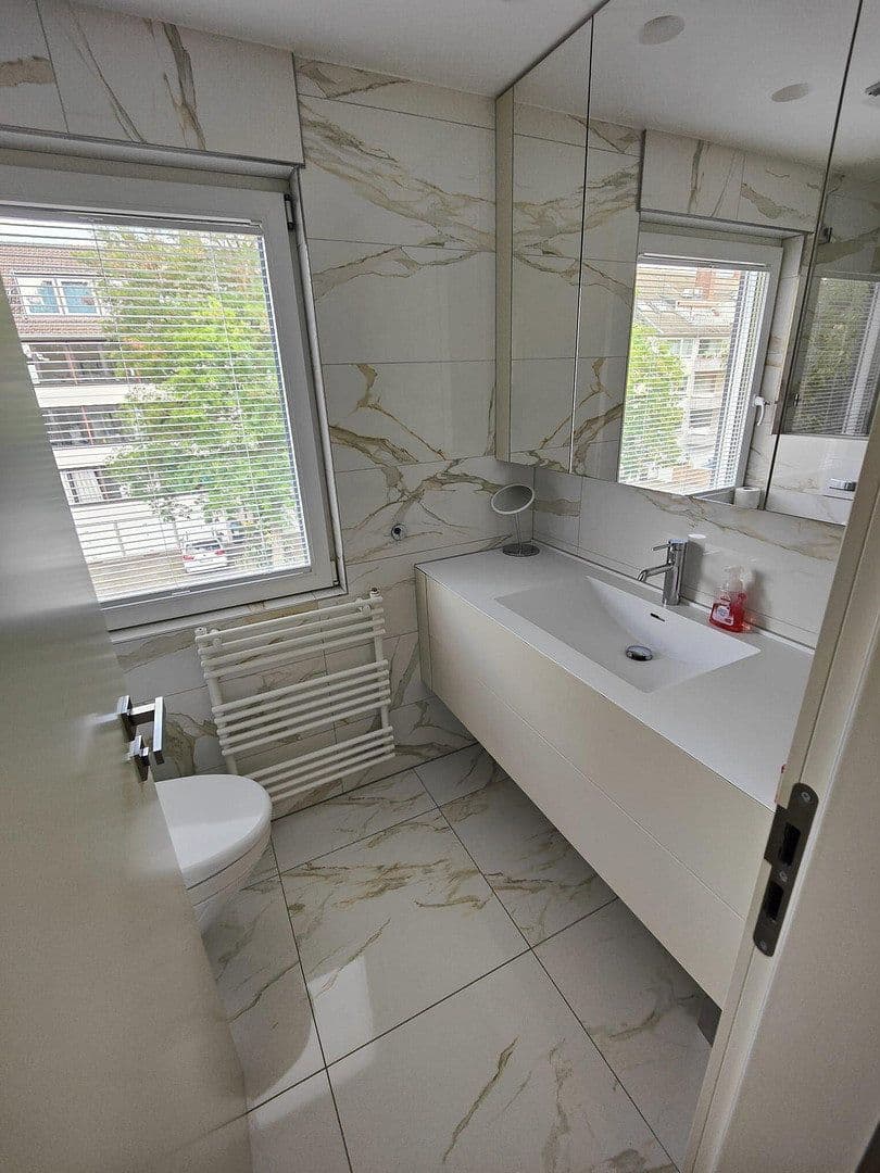 Pronájem bytu 5+1 224 m², Düsseldorf, Severní Porýní-Vestfálsko Pronájem bytu 5+1 224 m², Düsseldorf, Severní Porýní-Vestfálsko