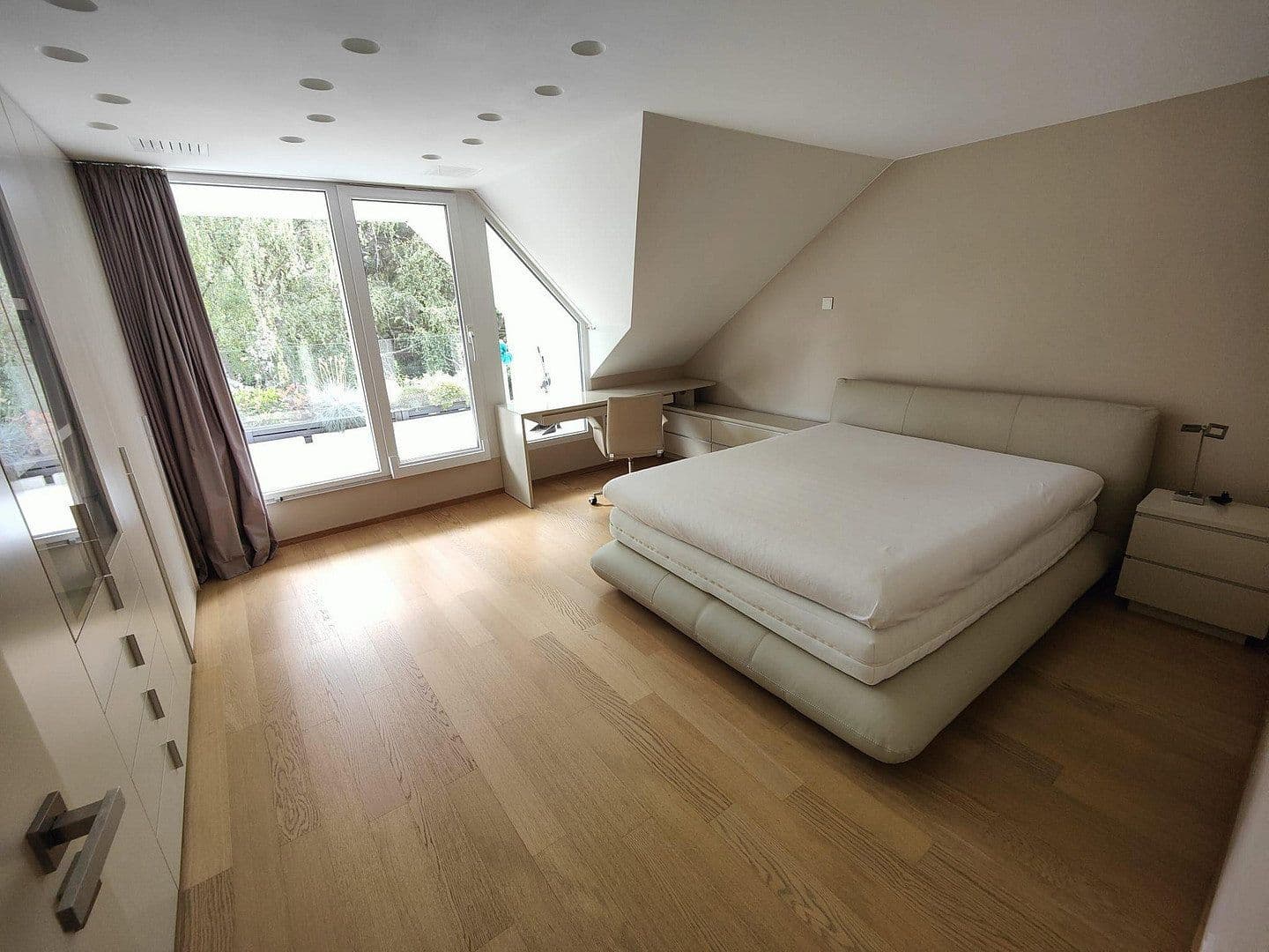 Pronájem bytu 5+1 224 m², Düsseldorf, Severní Porýní-Vestfálsko Pronájem bytu 5+1 224 m², Düsseldorf, Severní Porýní-Vestfálsko