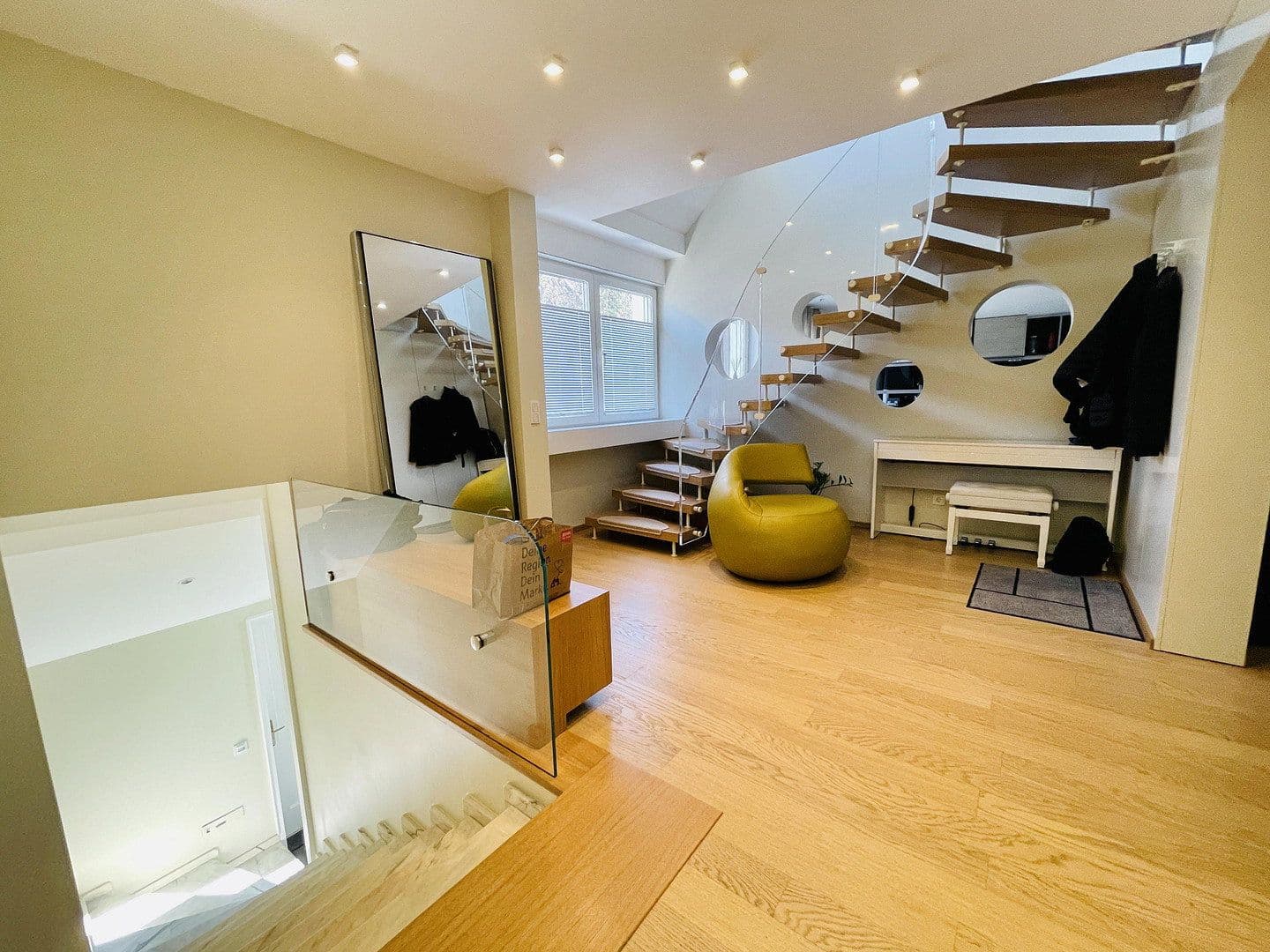 Pronájem bytu 5+1 224 m², Düsseldorf, Severní Porýní-Vestfálsko Pronájem bytu 5+1 224 m², Düsseldorf, Severní Porýní-Vestfálsko