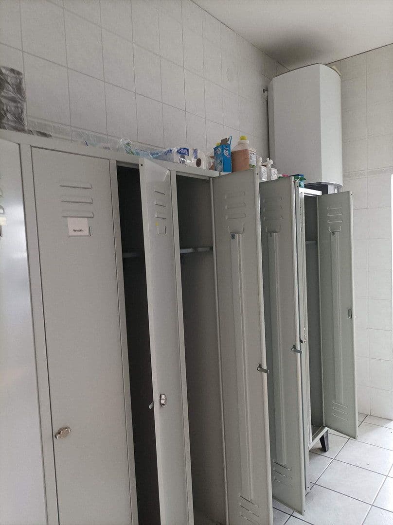 Pronájem nebytového prostoru 1.000 m², Meckenloher Straße 9, Rednitzhembach, Bavorsko Pronájem nebytového prostoru 1.000 m², Meckenloher Straße 9, Rednitzhembach, Bavorsko