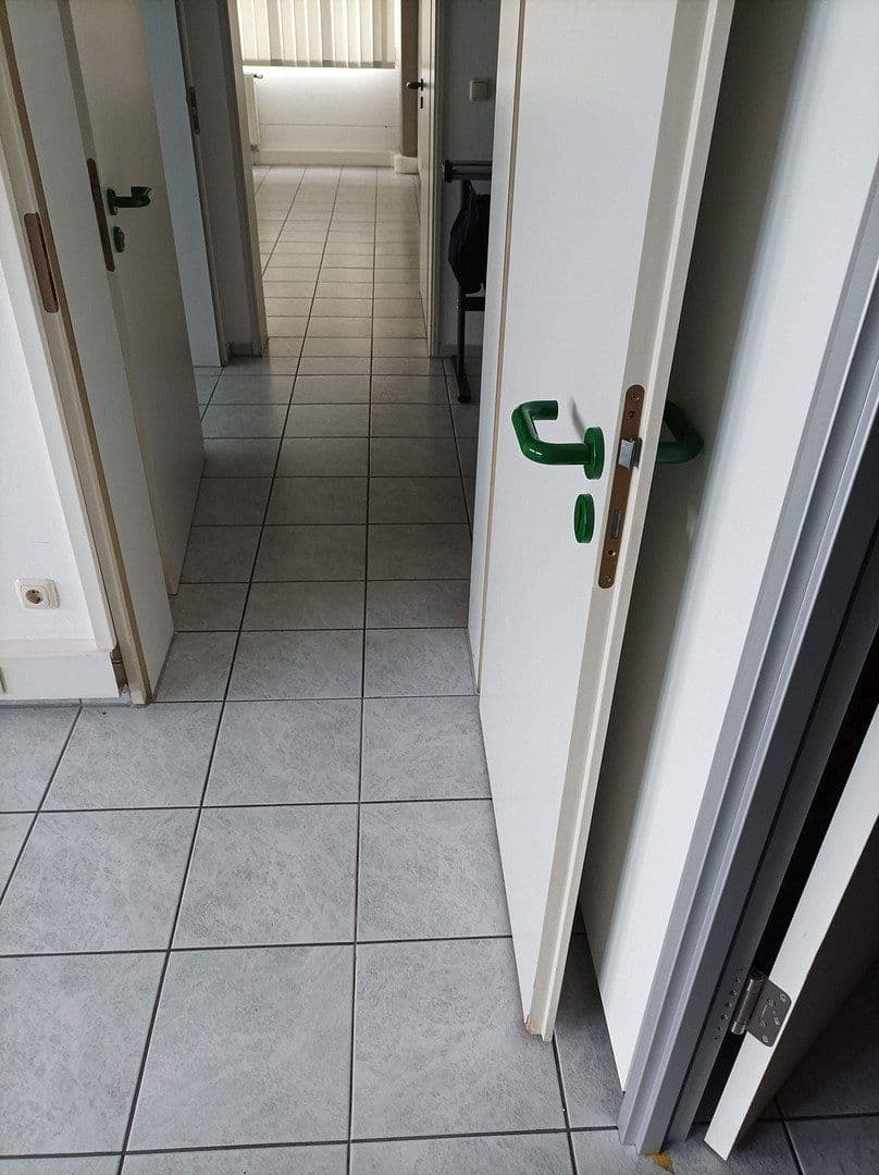 Pronájem nebytového prostoru 1.000 m², Meckenloher Straße 9, Rednitzhembach, Bavorsko Pronájem nebytového prostoru 1.000 m², Meckenloher Straße 9, Rednitzhembach, Bavorsko