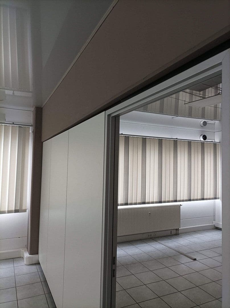 Pronájem nebytového prostoru 1.000 m², Meckenloher Straße 9, Rednitzhembach, Bavorsko Pronájem nebytového prostoru 1.000 m², Meckenloher Straße 9, Rednitzhembach, Bavorsko