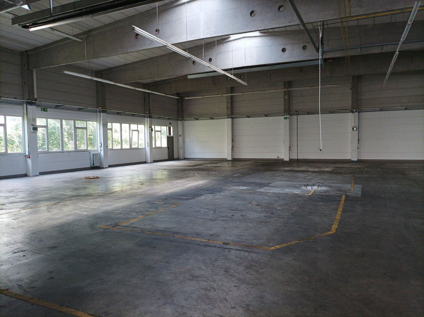 Pronájem nebytového prostoru 1.000 m², Meckenloher Straße 9, Rednitzhembach, Bavorsko Pronájem nebytového prostoru 1.000 m², Meckenloher Straße 9, Rednitzhembach, Bavorsko