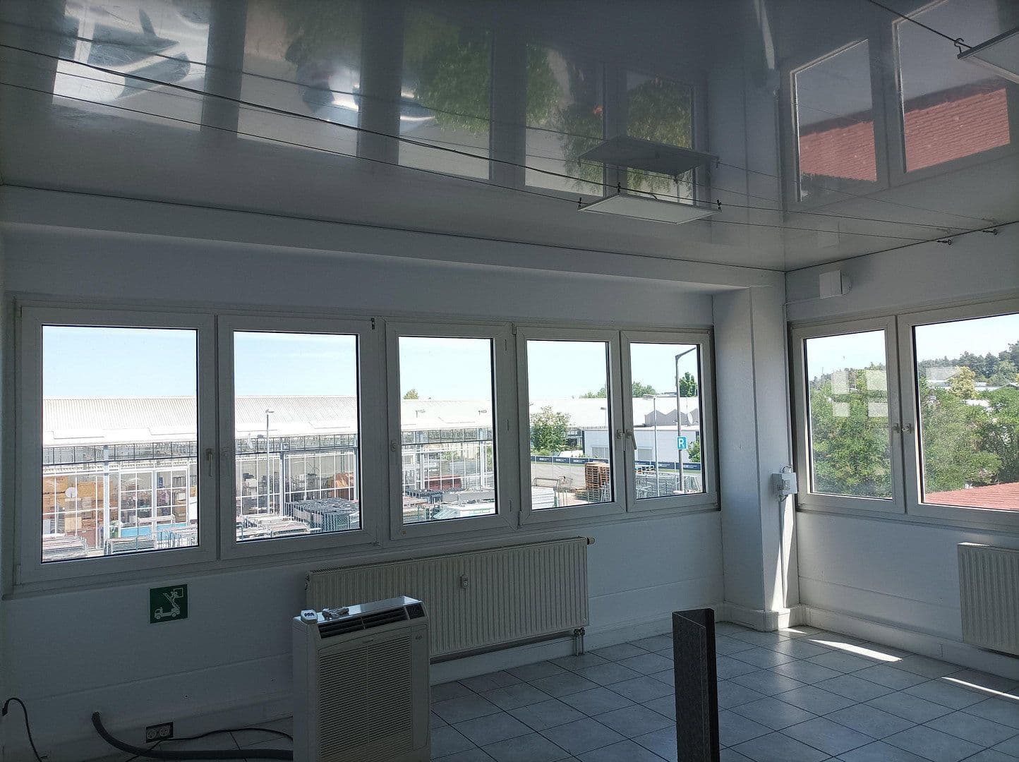 Pronájem nebytového prostoru 1.000 m², Meckenloher Straße 9, Rednitzhembach, Bavorsko Pronájem nebytového prostoru 1.000 m², Meckenloher Straße 9, Rednitzhembach, Bavorsko