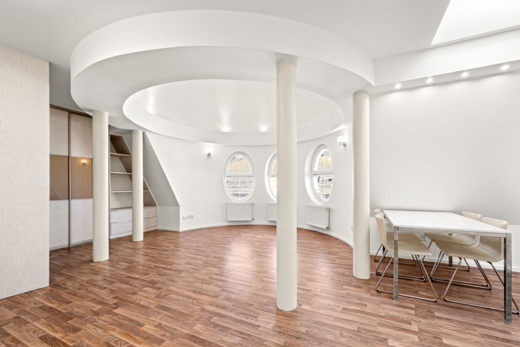 Pronájem bytu 3+1 144 m², Osvoboz. pol. vězňů, Kladno, Středočeský kraj Pronájem bytu 3+1 144 m², Osvoboz. pol. vězňů, Kladno, Středočeský kraj