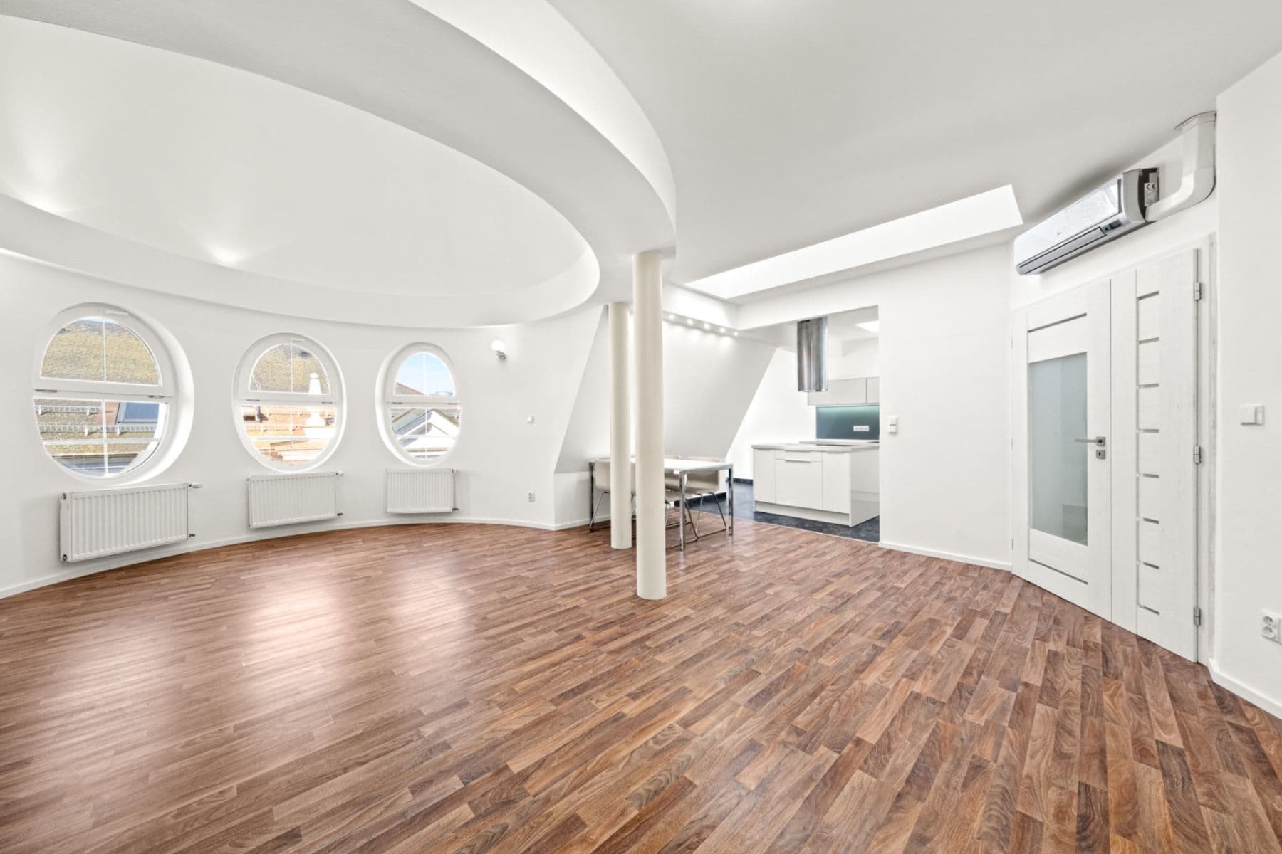 Pronájem bytu 3+1 144 m², Osvoboz. pol. vězňů, Kladno, Středočeský kraj Pronájem bytu 3+1 144 m², Osvoboz. pol. vězňů, Kladno, Středočeský kraj