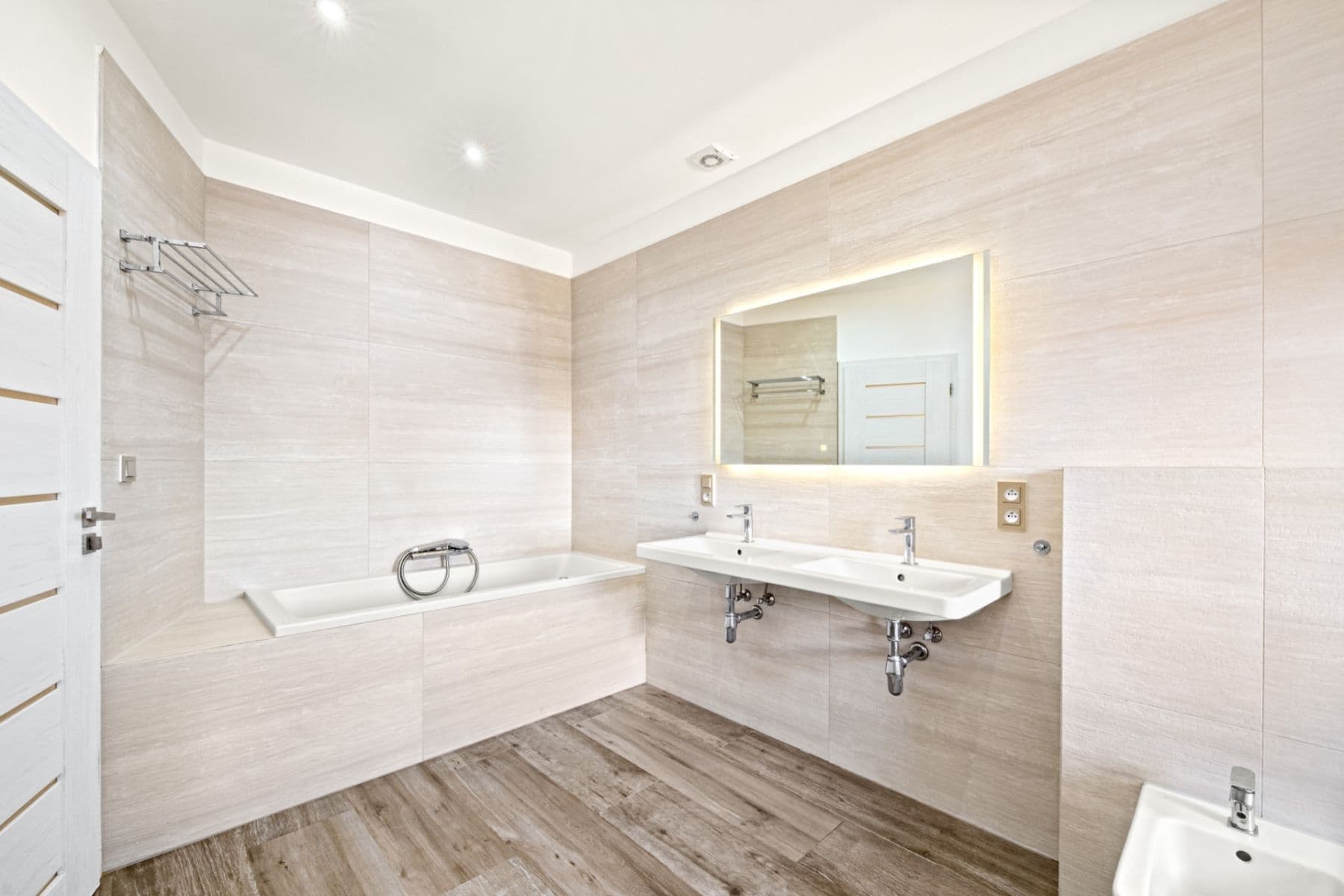 Pronájem bytu 3+1 144 m², Osvoboz. pol. vězňů, Kladno, Středočeský kraj Pronájem bytu 3+1 144 m², Osvoboz. pol. vězňů, Kladno, Středočeský kraj