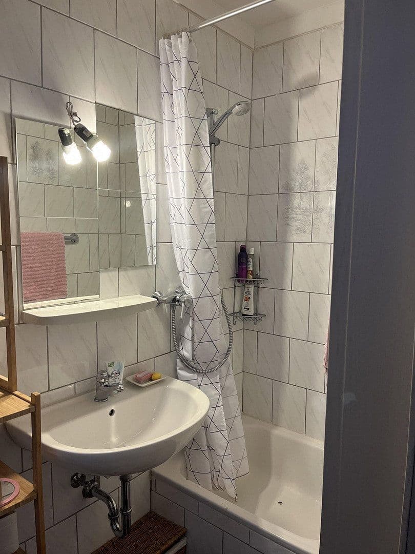 Pronájem bytu 1+1 32 m², Klingenstr. 7, Stuttgart, Bádensko-Württembersko Pronájem bytu 1+1 32 m², Klingenstr. 7, Stuttgart, Bádensko-Württembersko