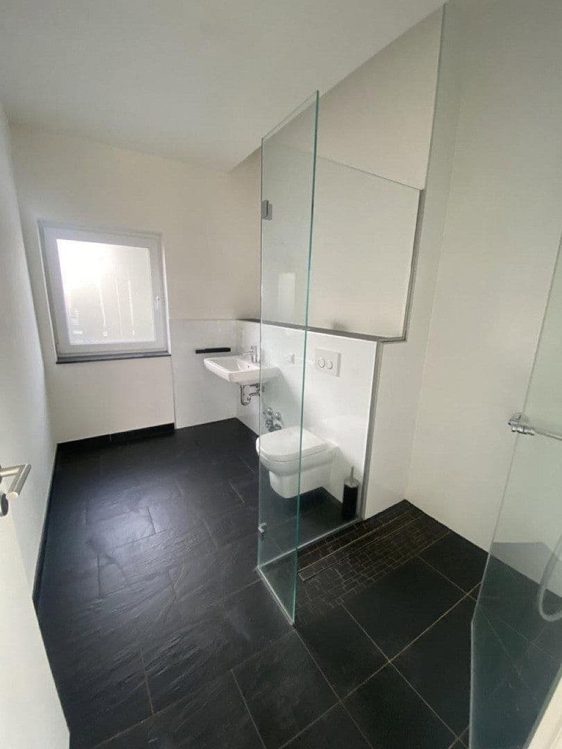 Prodej domu 496 m², pozemek 715 m², Bergisch Gladbach, Severní Porýní-Vestfálsko Prodej domu 496 m², pozemek 715 m², Bergisch Gladbach, Severní Porýní-Vestfálsko