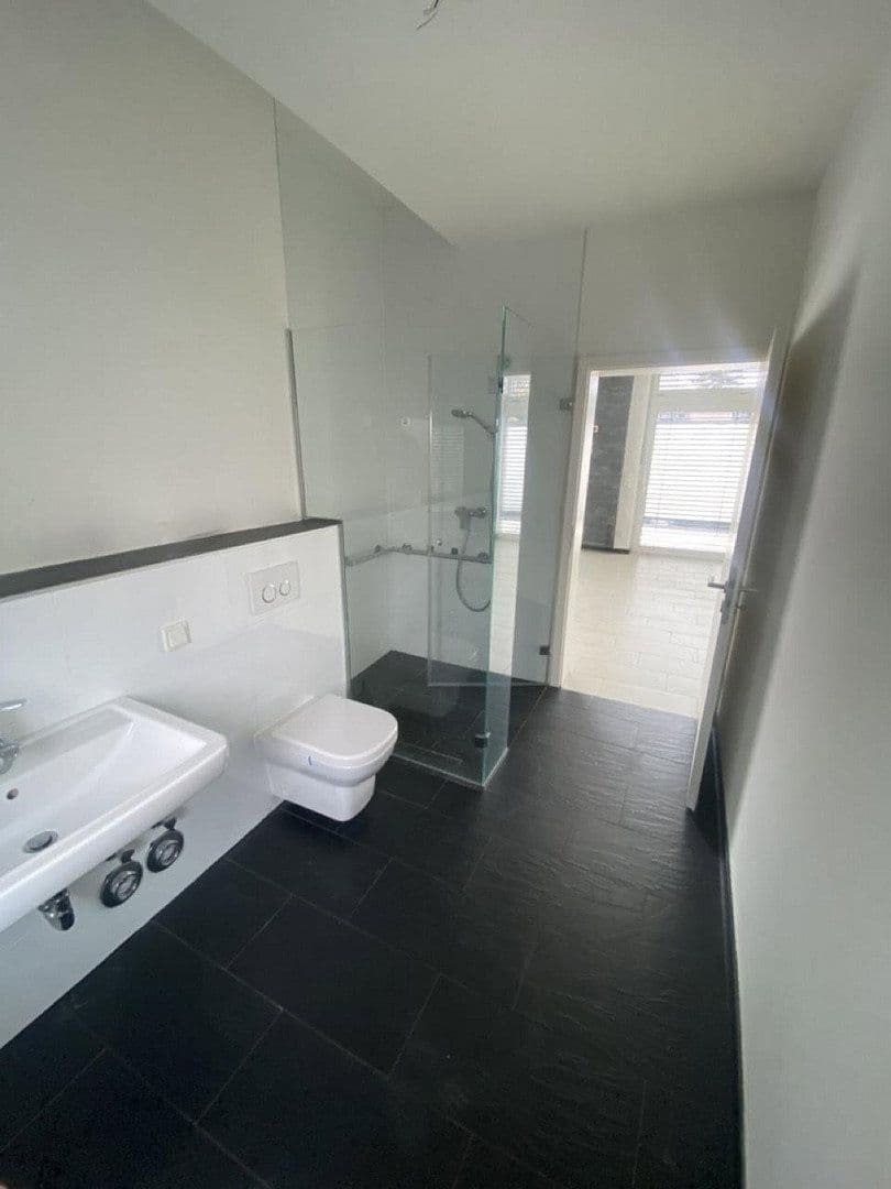 Prodej domu 496 m², pozemek 715 m², Bergisch Gladbach, Severní Porýní-Vestfálsko Prodej domu 496 m², pozemek 715 m², Bergisch Gladbach, Severní Porýní-Vestfálsko