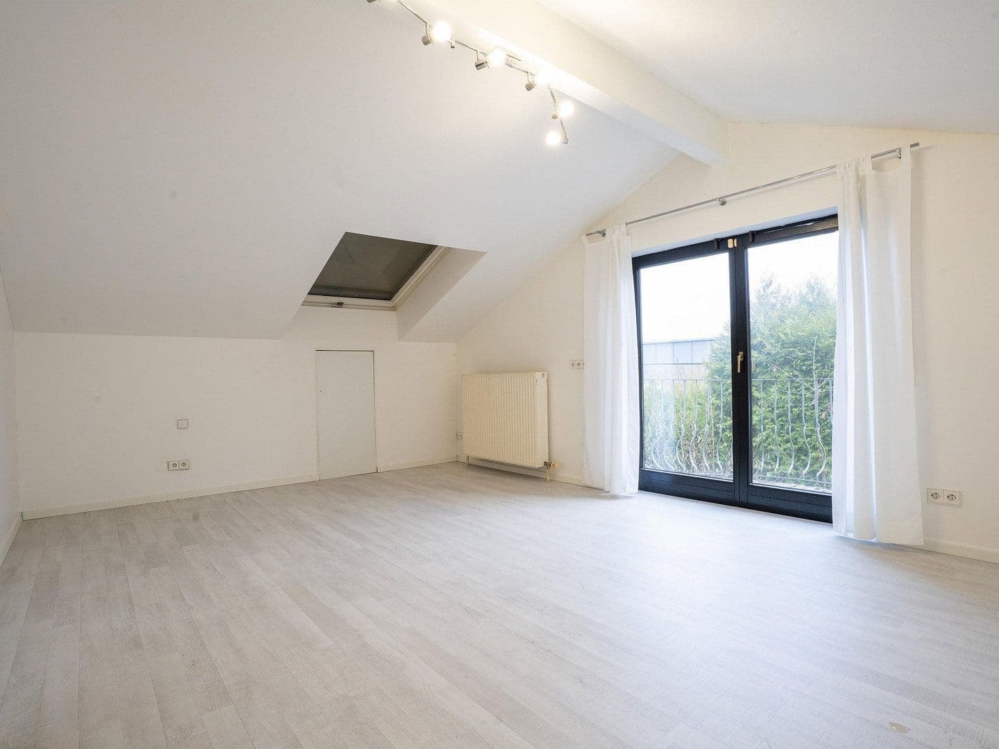 Prodej domu 332 m², pozemek 637 m², Untergruppenbach, Bádensko-Württembersko Prodej domu 332 m², pozemek 637 m², Untergruppenbach, Bádensko-Württembersko