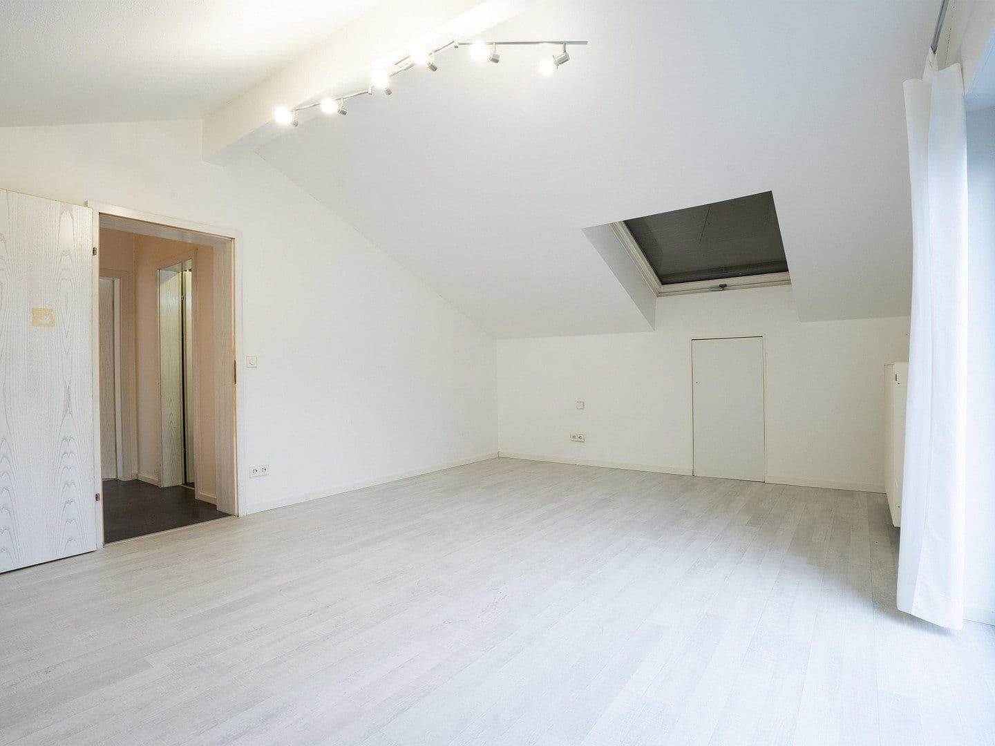 Prodej domu 332 m², pozemek 637 m², Untergruppenbach, Bádensko-Württembersko Prodej domu 332 m², pozemek 637 m², Untergruppenbach, Bádensko-Württembersko