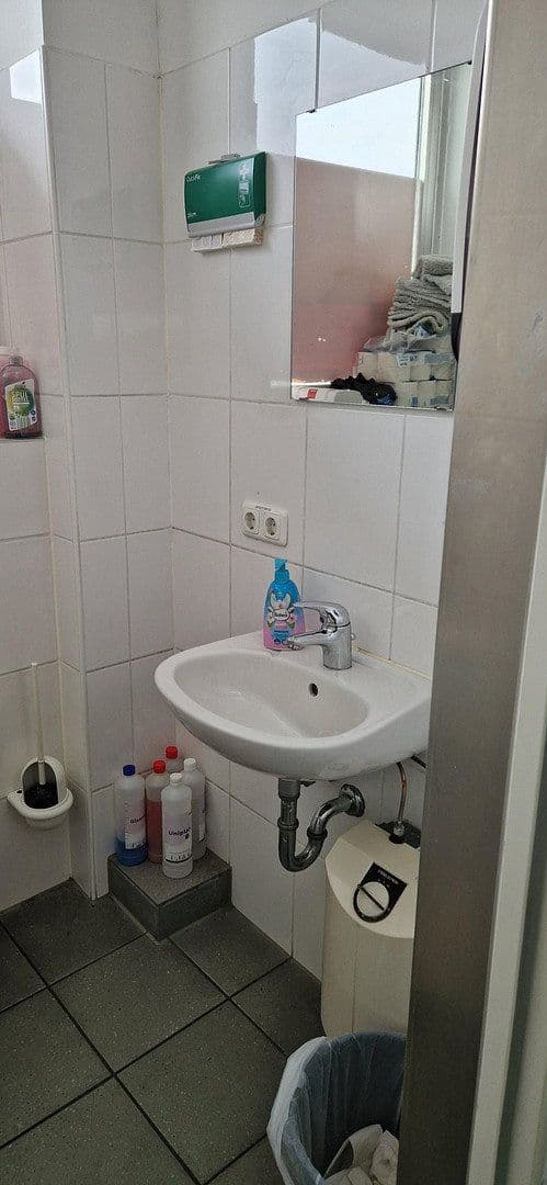 Pronájem nebytového prostoru 1.999 m², Mittelweg 4, Großostheim, Bavorsko Pronájem nebytového prostoru 1.999 m², Mittelweg 4, Großostheim, Bavorsko