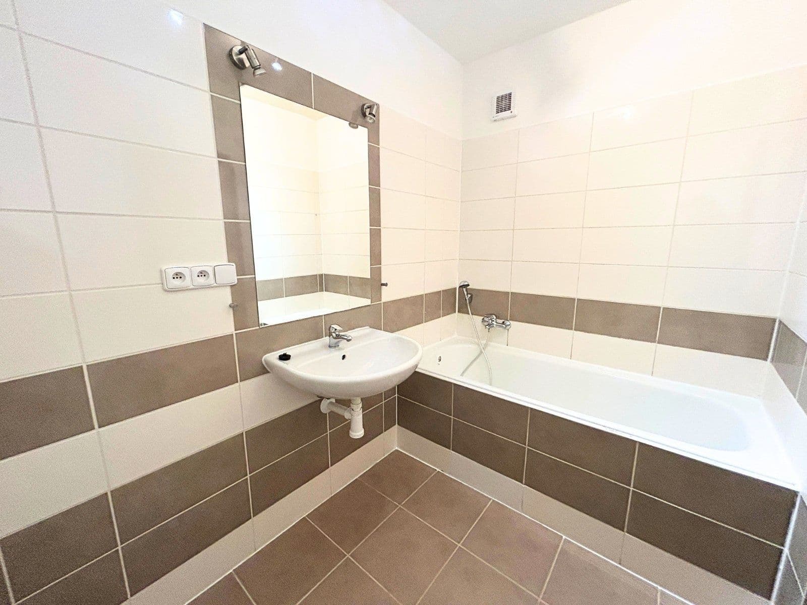 Pronájem bytu 3+1 71 m², 17. listopadu, Mladá Boleslav, Středočeský kraj Pronájem bytu 3+1 71 m², 17. listopadu, Mladá Boleslav, Středočeský kraj