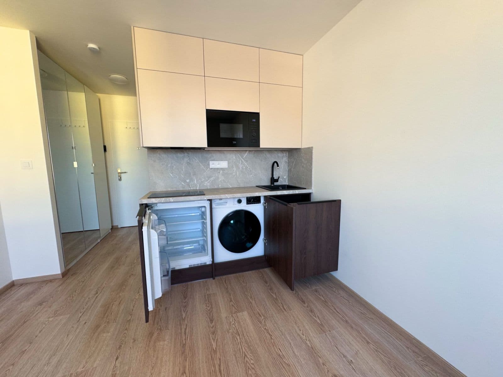 Pronájem bytu 1+kk 19 m², Kubánské náměstí, Praha, Praha Pronájem bytu 1+kk 19 m², Kubánské náměstí, Praha, Praha