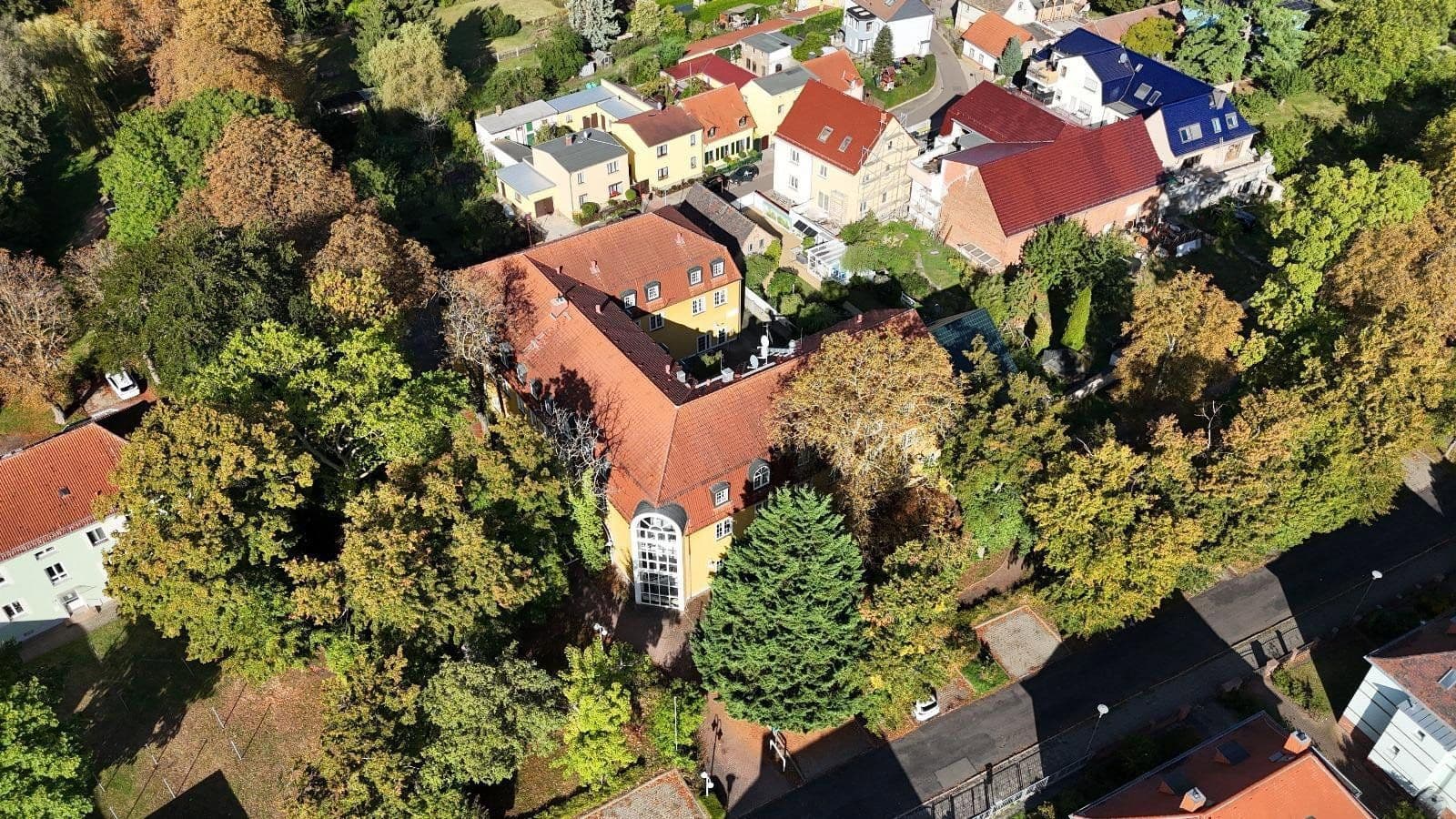 Prodej domu 1.843 m², pozemek 1.250 m², Krakauer Straße 49, Markranstädt, Sasko Prodej domu 1.843 m², pozemek 1.250 m², Krakauer Straße 49, Markranstädt, Sasko