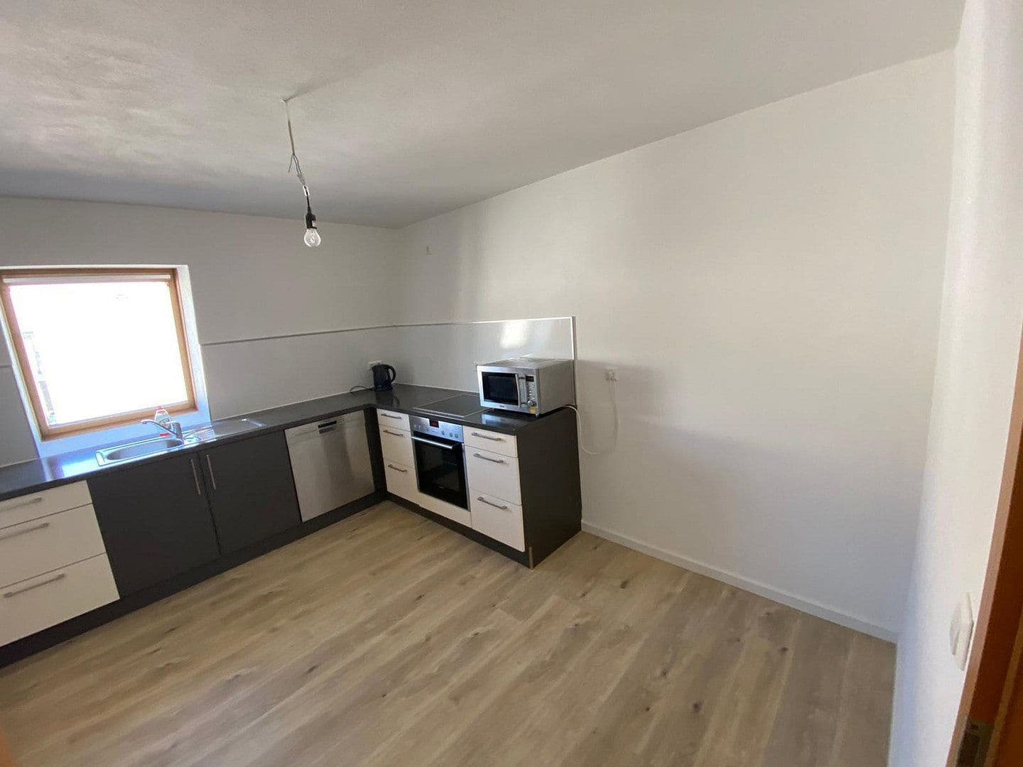 Pronájem bytu 4+1 103 m², Industriestraße 11, Haßmersheim, Bádensko-Württembersko Pronájem bytu 4+1 103 m², Industriestraße 11, Haßmersheim, Bádensko-Württembersko