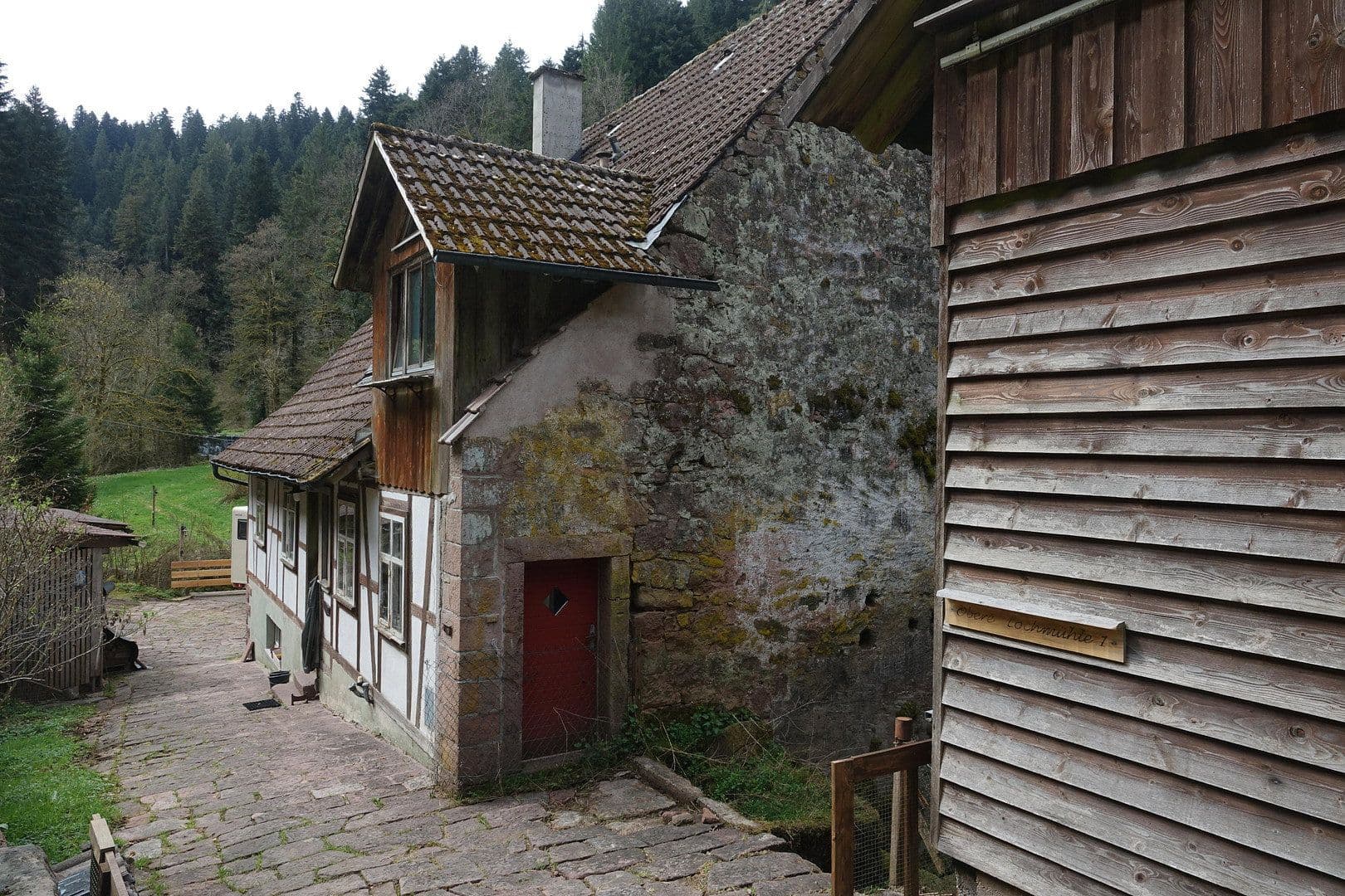 Prodej domu 200 m², pozemek 20.000 m², Alpirsbach, Bádensko-Württembersko Prodej domu 200 m², pozemek 20.000 m², Alpirsbach, Bádensko-Württembersko