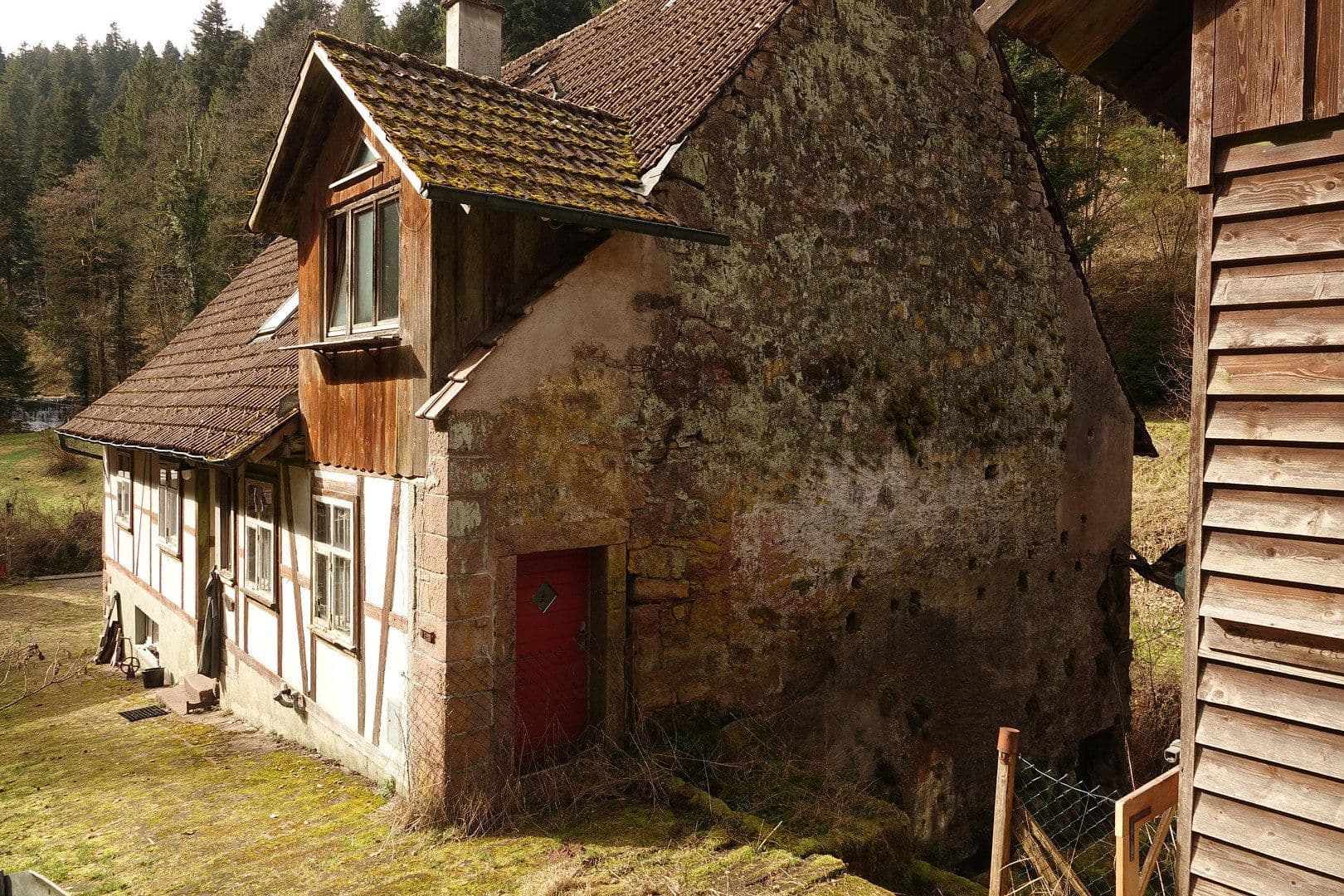 Prodej domu 200 m², pozemek 20.000 m², Alpirsbach, Bádensko-Württembersko Prodej domu 200 m², pozemek 20.000 m², Alpirsbach, Bádensko-Württembersko