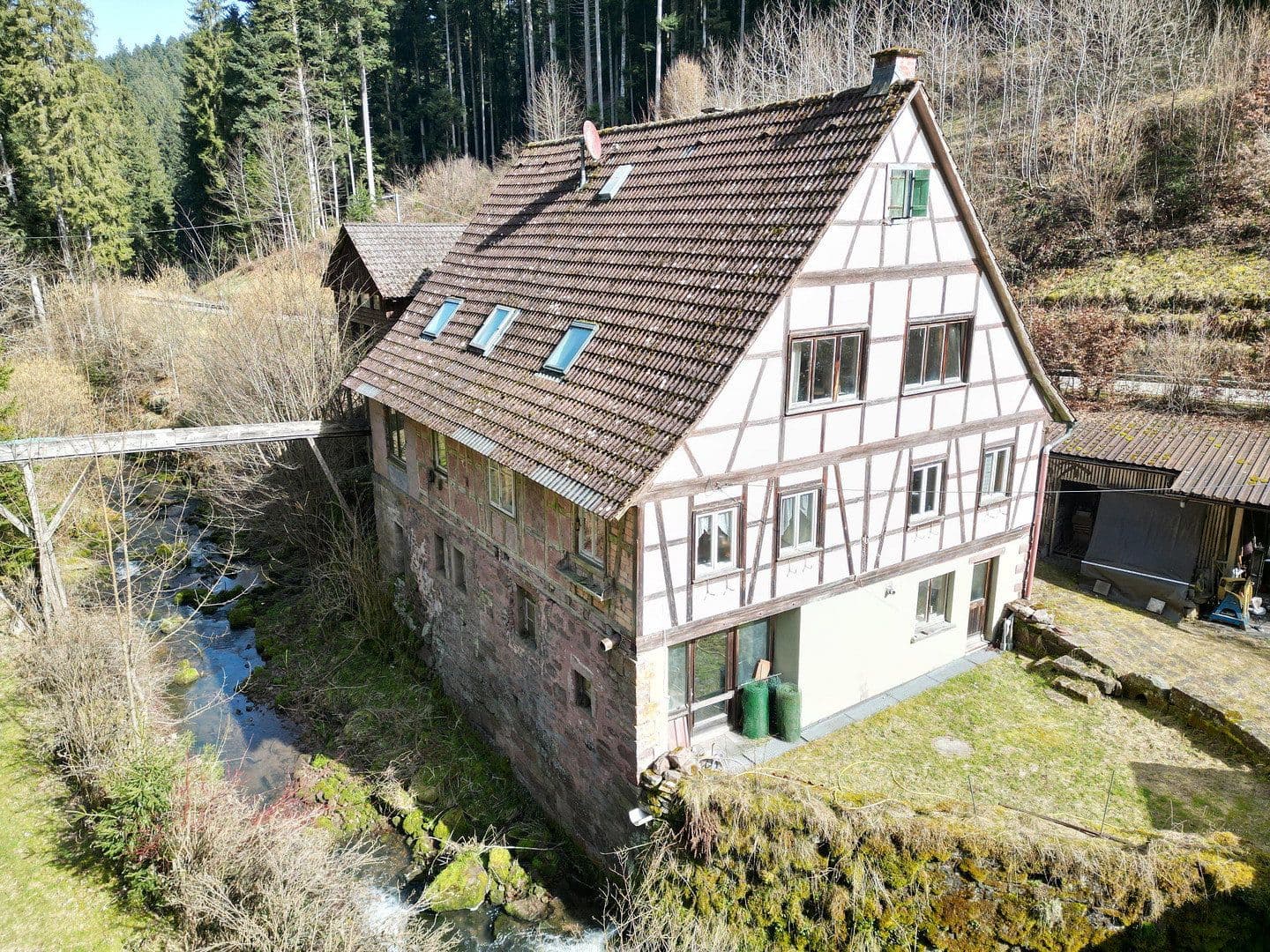 Prodej domu 200 m², pozemek 20.000 m², Alpirsbach, Bádensko-Württembersko Prodej domu 200 m², pozemek 20.000 m², Alpirsbach, Bádensko-Württembersko