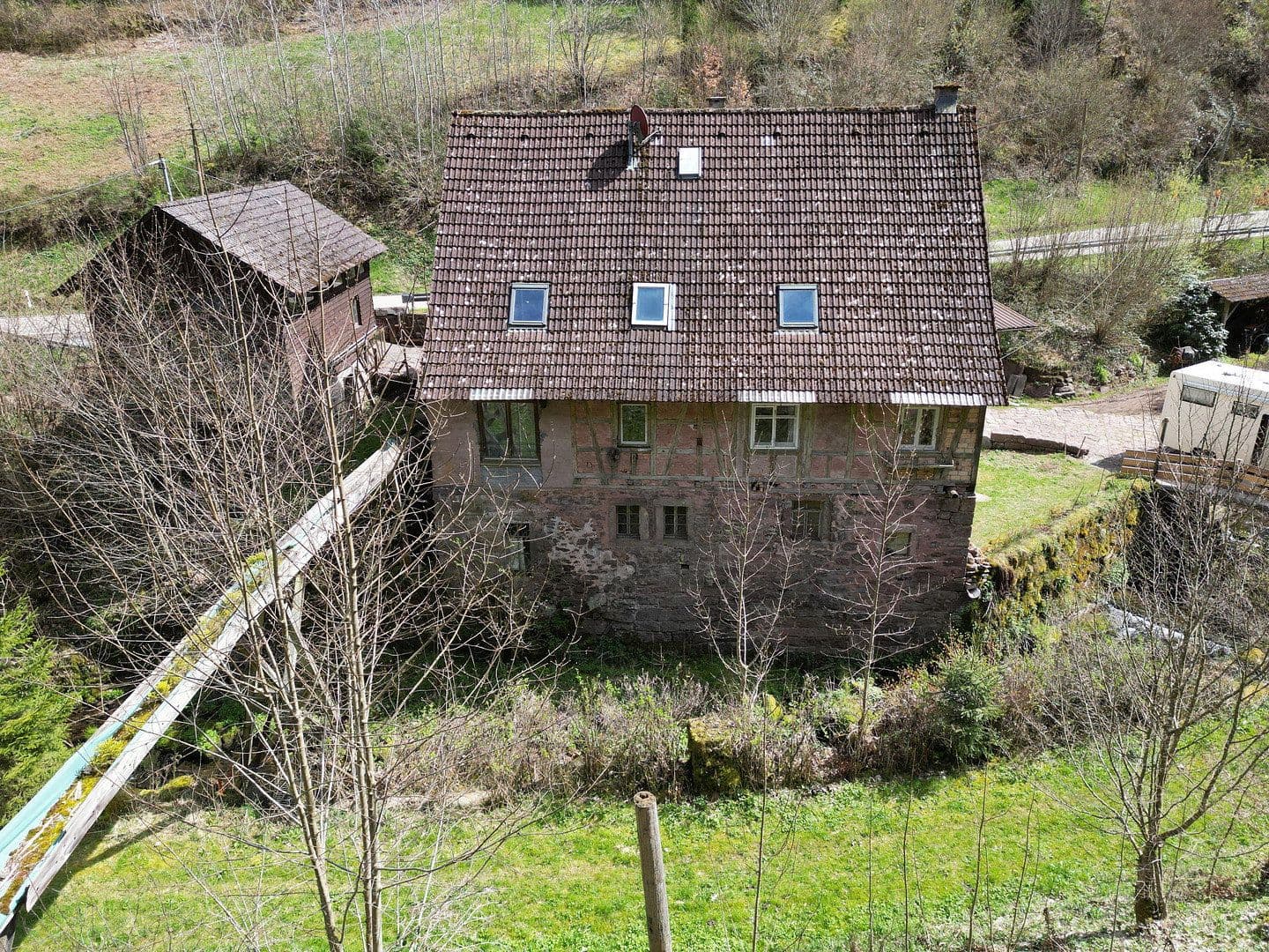 Prodej domu 200 m², pozemek 20.000 m², Alpirsbach, Bádensko-Württembersko Prodej domu 200 m², pozemek 20.000 m², Alpirsbach, Bádensko-Württembersko