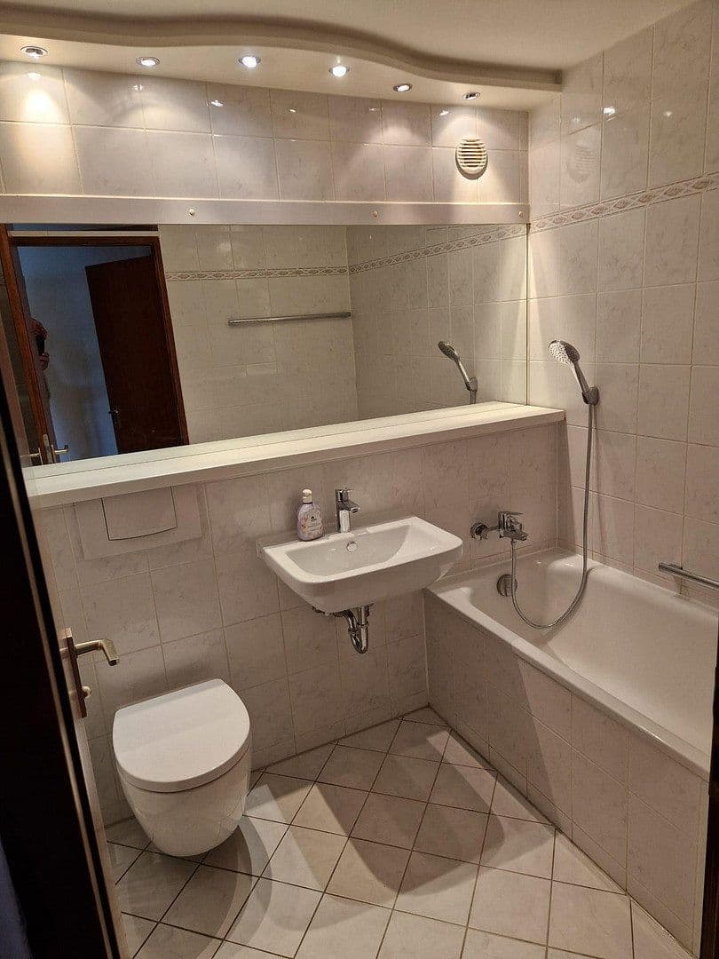 Pronájem bytu 1+1 40 m², Münchnerstr. 56, Unterhaching, Bavorsko Pronájem bytu 1+1 40 m², Münchnerstr. 56, Unterhaching, Bavorsko