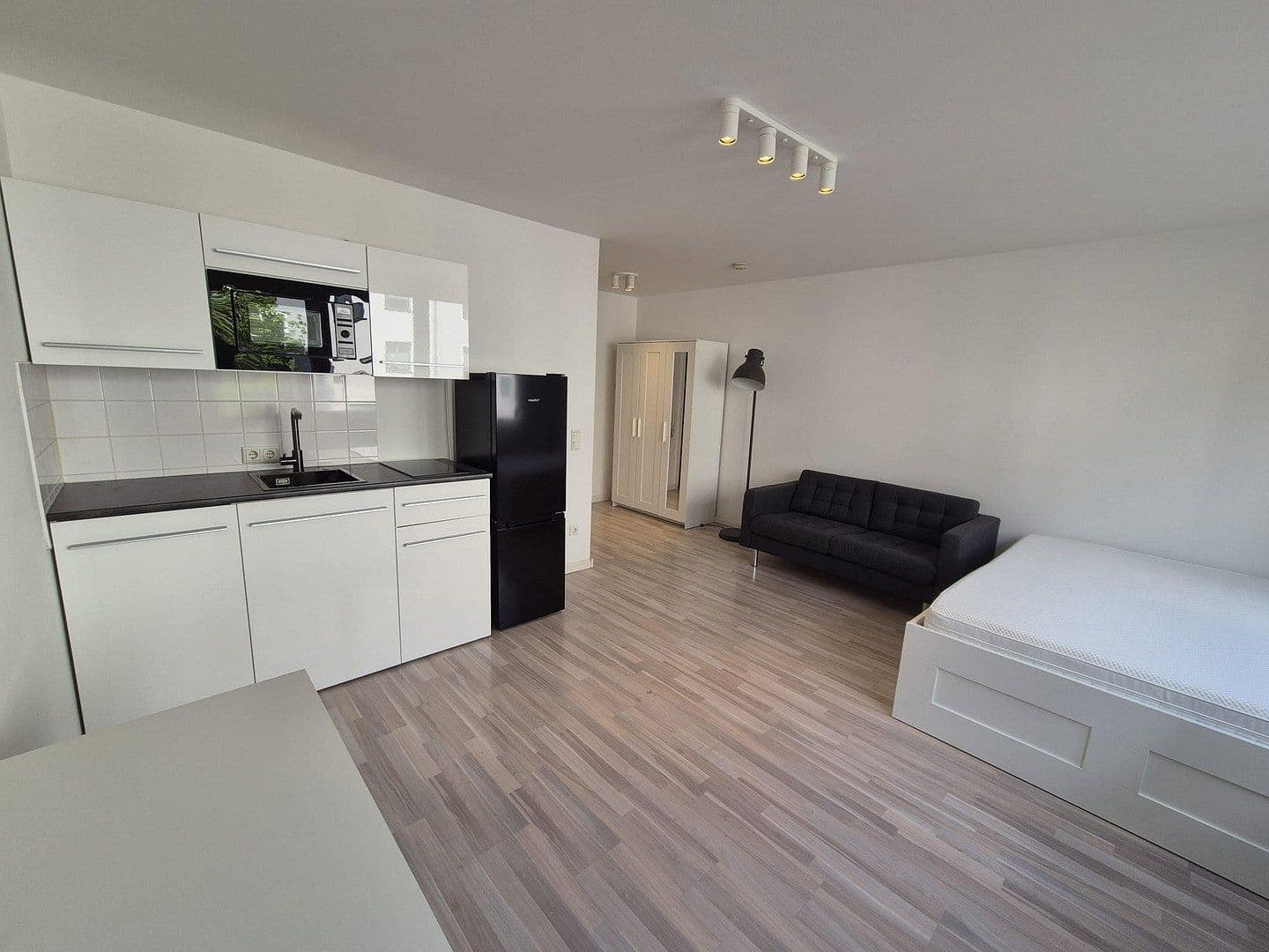 Pronájem bytu 1+1 28 m², Tussmanstr. 76, Düsseldorf, Severní Porýní-Vestfálsko Pronájem bytu 1+1 28 m², Tussmanstr. 76, Düsseldorf, Severní Porýní-Vestfálsko