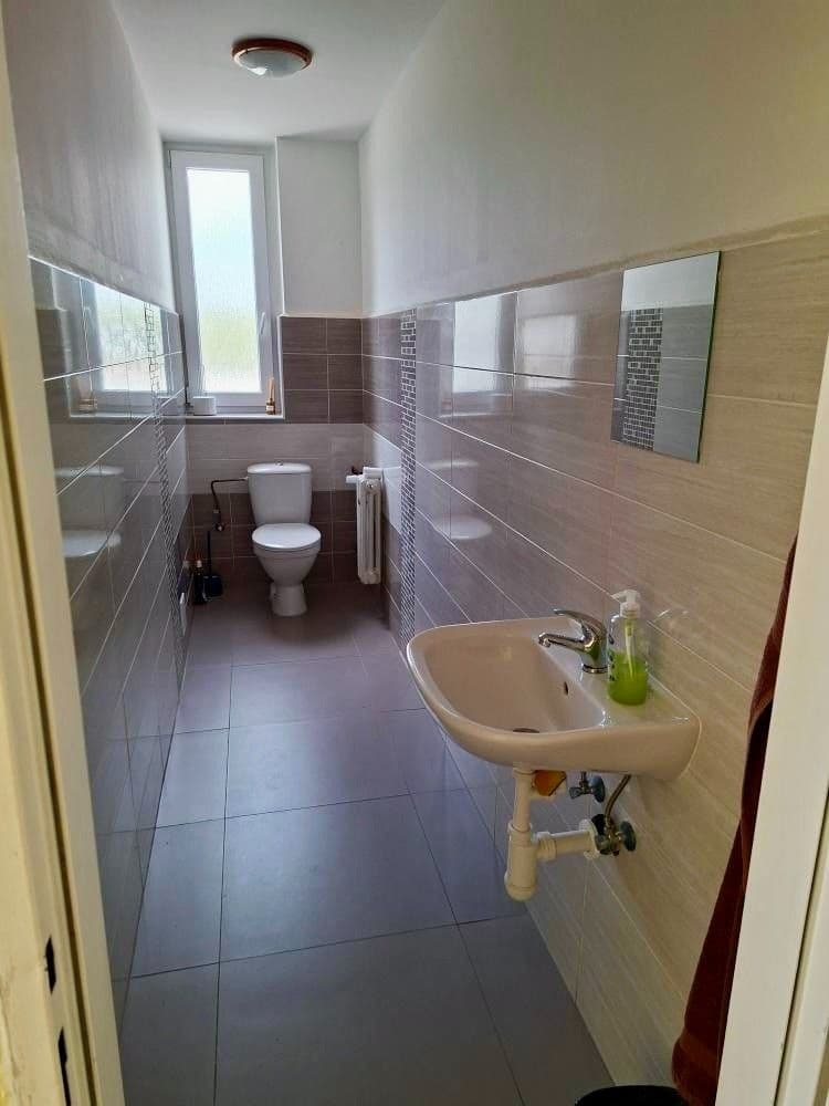 Pronájem nebytového prostoru 32 m², Pod Hájem, Králův Dvůr, Středočeský kraj Pronájem nebytového prostoru 32 m², Pod Hájem, Králův Dvůr, Středočeský kraj