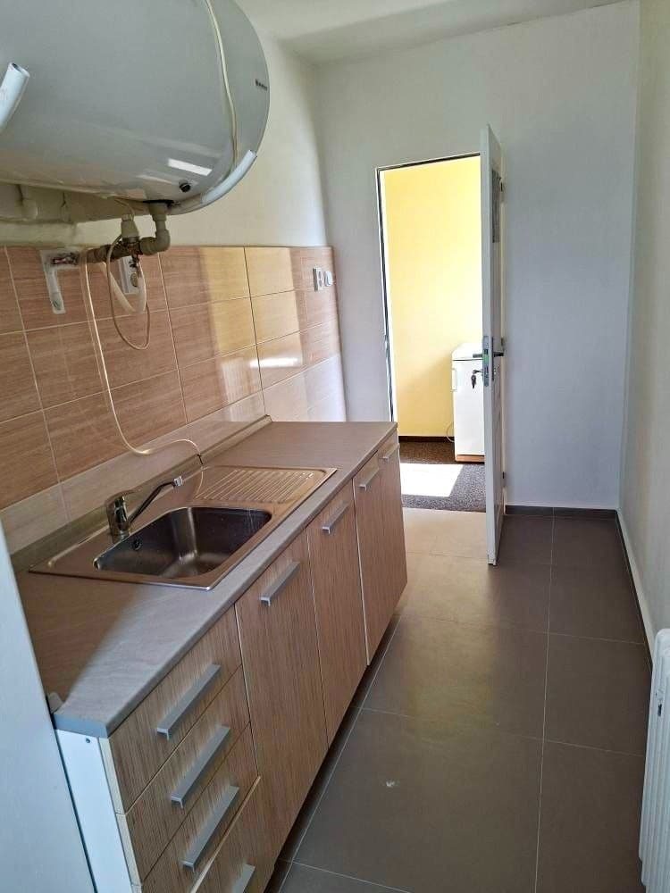 Pronájem nebytového prostoru 32 m², Pod Hájem, Králův Dvůr, Středočeský kraj Pronájem nebytového prostoru 32 m², Pod Hájem, Králův Dvůr, Středočeský kraj