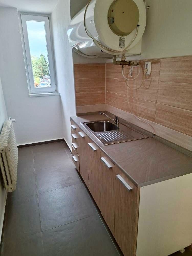 Pronájem nebytového prostoru 32 m², Pod Hájem, Králův Dvůr, Středočeský kraj Pronájem nebytového prostoru 32 m², Pod Hájem, Králův Dvůr, Středočeský kraj