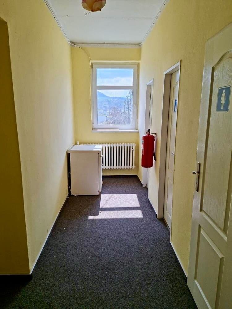 Pronájem nebytového prostoru 32 m², Pod Hájem, Králův Dvůr, Středočeský kraj Pronájem nebytového prostoru 32 m², Pod Hájem, Králův Dvůr, Středočeský kraj