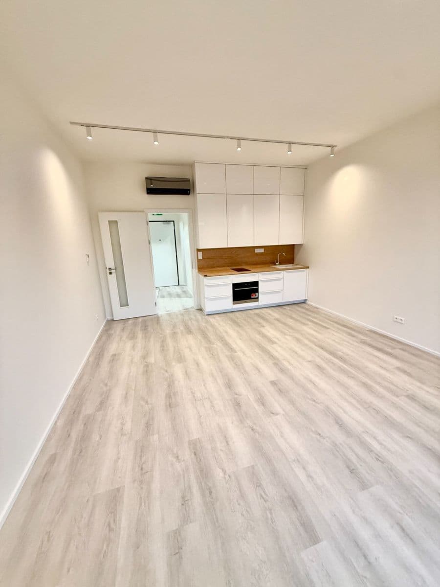 Pronájem bytu 1+kk 38 m², Komárovská, Brno, Jihomoravský kraj Pronájem bytu 1+kk 38 m², Komárovská, Brno, Jihomoravský kraj