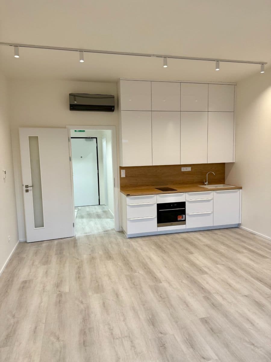 Pronájem bytu 1+kk 38 m², Komárovská, Brno, Jihomoravský kraj Pronájem bytu 1+kk 38 m², Komárovská, Brno, Jihomoravský kraj