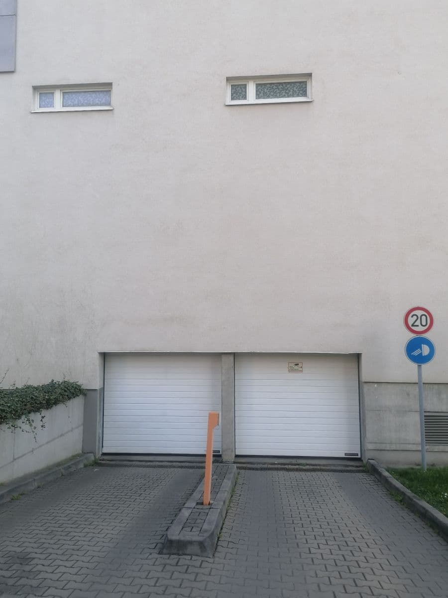 Pronájem garáže 13 m², Názovská, Praha, Praha Pronájem garáže 13 m², Názovská, Praha, Praha