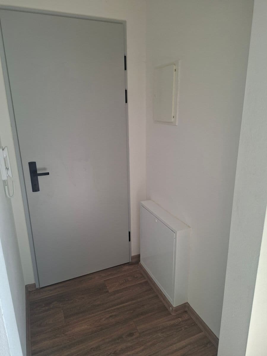 Pronájem bytu 1+kk 20 m², Nová ulice, Střelice, Jihomoravský kraj Pronájem bytu 1+kk 20 m², Nová ulice, Střelice, Jihomoravský kraj