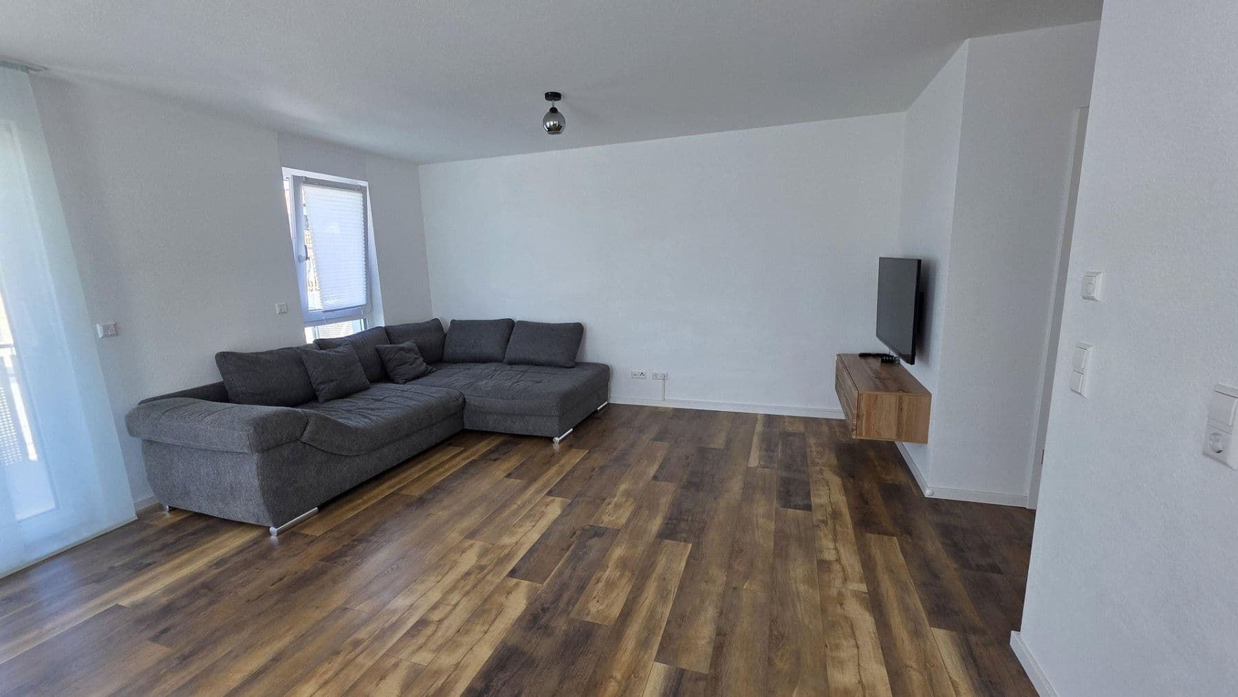 Pronájem bytu 3+1 93 m², Karlsdorf-Neuthard, Bádensko-Württembersko Pronájem bytu 3+1 93 m², Karlsdorf-Neuthard, Bádensko-Württembersko