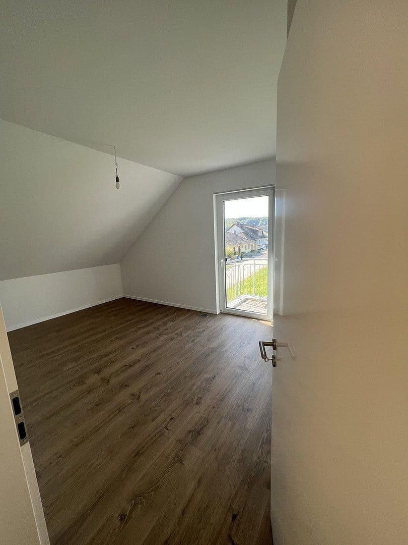 Prodej domu 200 m², pozemek 555 m², Niederkleener Strasse 27, Langgöns, Hessen Prodej domu 200 m², pozemek 555 m², Niederkleener Strasse 27, Langgöns, Hessen