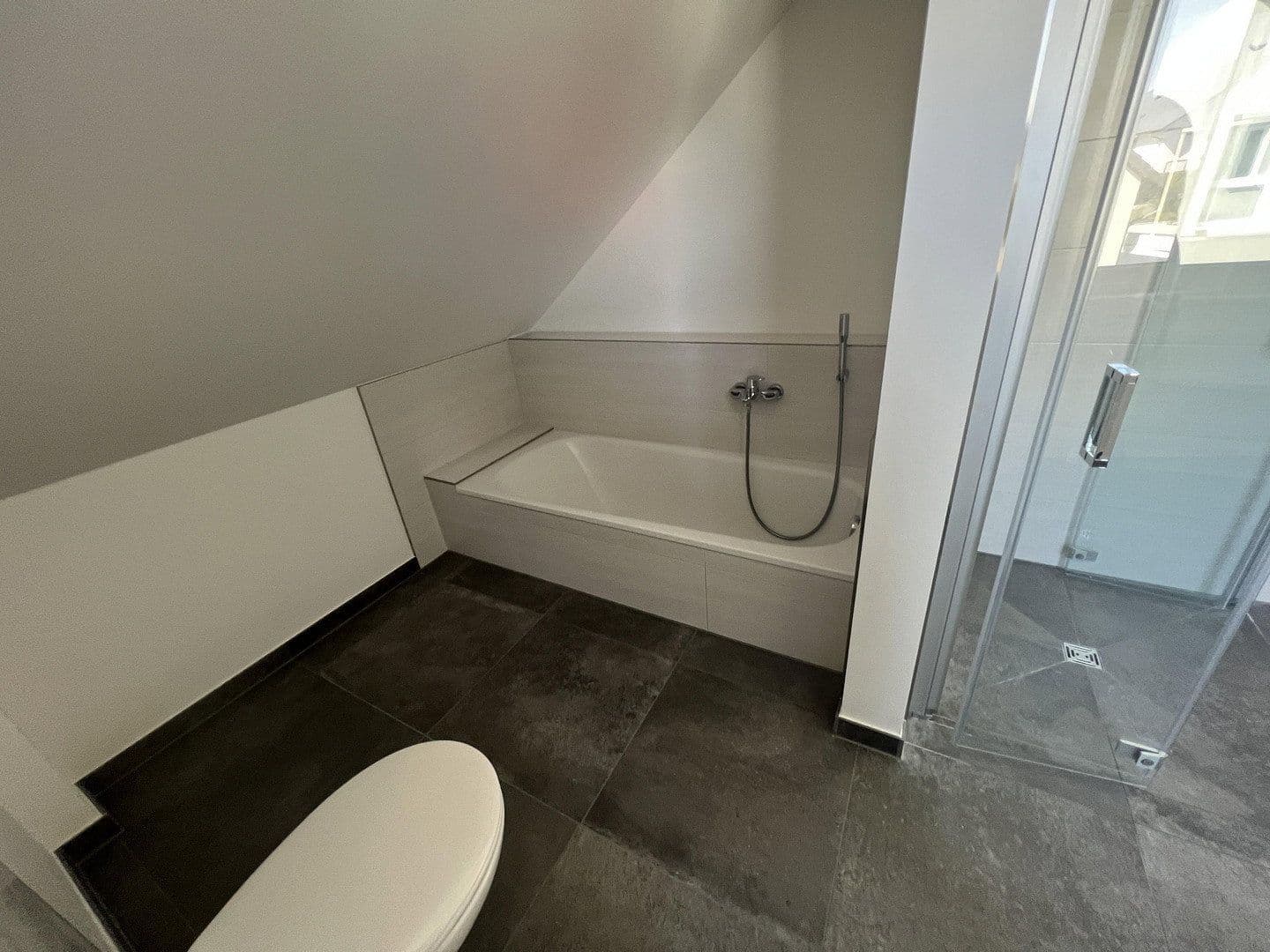 Prodej domu 200 m², pozemek 555 m², Niederkleener Strasse 27, Langgöns, Hessen Prodej domu 200 m², pozemek 555 m², Niederkleener Strasse 27, Langgöns, Hessen