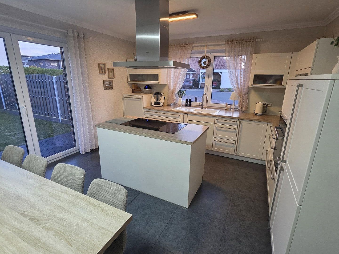 Prodej domu 216 m², pozemek 666 m², Georg-Hillmann-Ring 57, Geestland, Dolní Sasko Prodej domu 216 m², pozemek 666 m², Georg-Hillmann-Ring 57, Geestland, Dolní Sasko