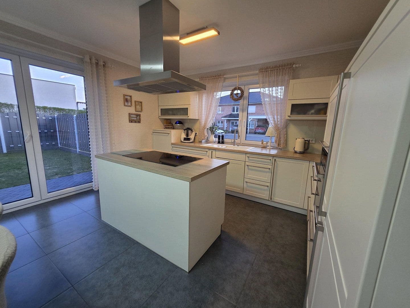 Prodej domu 216 m², pozemek 666 m², Georg-Hillmann-Ring 57, Geestland, Dolní Sasko Prodej domu 216 m², pozemek 666 m², Georg-Hillmann-Ring 57, Geestland, Dolní Sasko