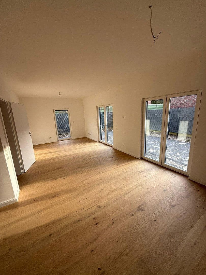 Pronájem domu 128 m², pozemek 275 m², Kattenturmer Heerstr. 138c, Bremen, Bremen Pronájem domu 128 m², pozemek 275 m², Kattenturmer Heerstr. 138c, Bremen, Bremen