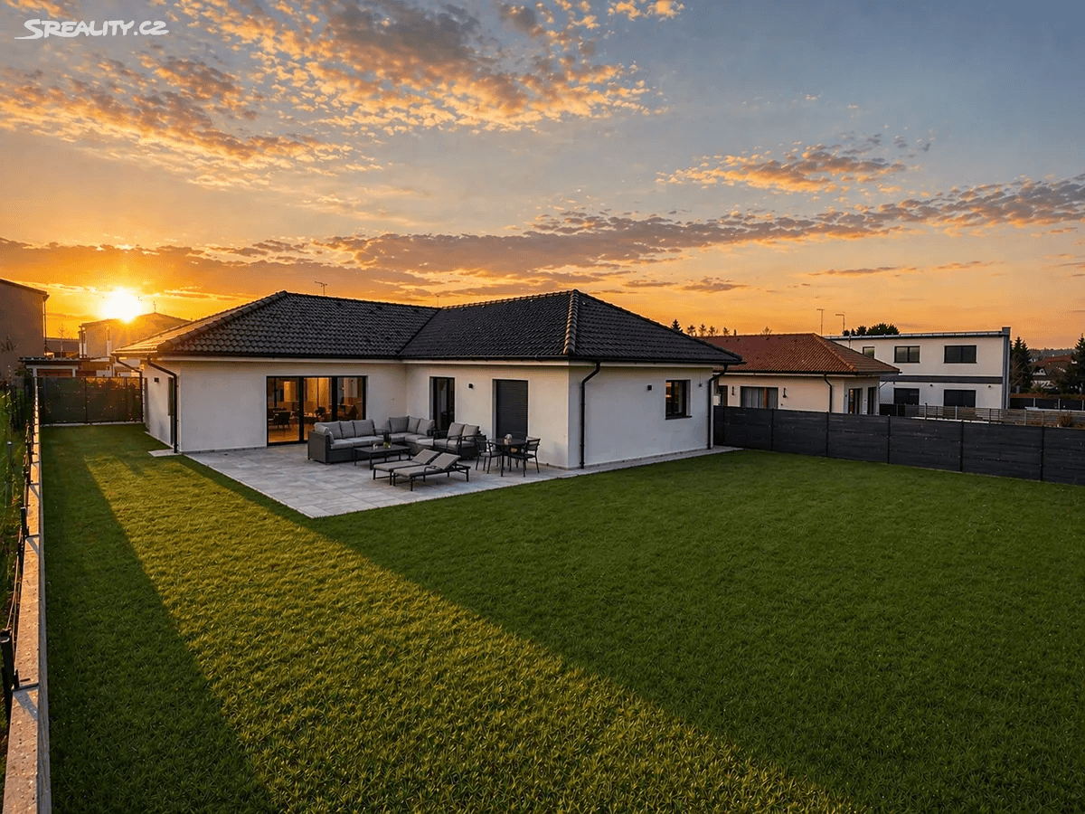 Prodej domu 159 m², pozemek 835 m², Pomněnková, Mukařov, Středočeský kraj Prodej domu 159 m², pozemek 835 m², Pomněnková, Mukařov, Středočeský kraj