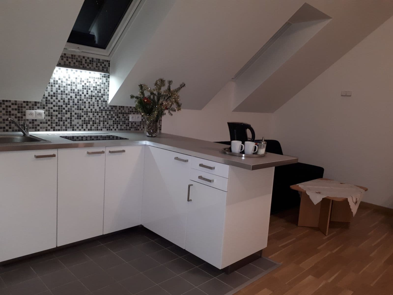 Pronájem bytu 2+kk 42 m², Husovo náměstí, Hostivice, Středočeský kraj Pronájem bytu 2+kk 42 m², Husovo náměstí, Hostivice, Středočeský kraj