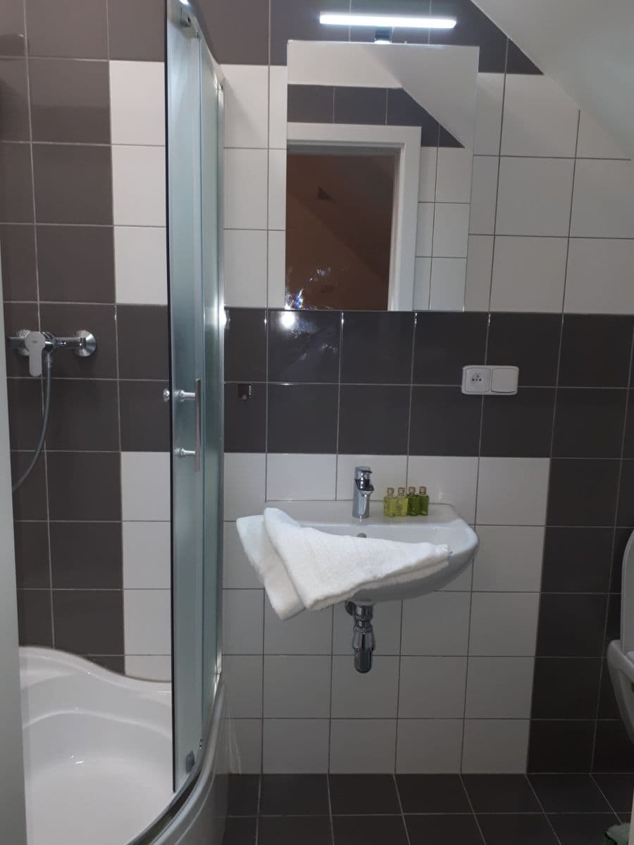 Pronájem bytu 2+kk 42 m², Husovo náměstí, Hostivice, Středočeský kraj Pronájem bytu 2+kk 42 m², Husovo náměstí, Hostivice, Středočeský kraj