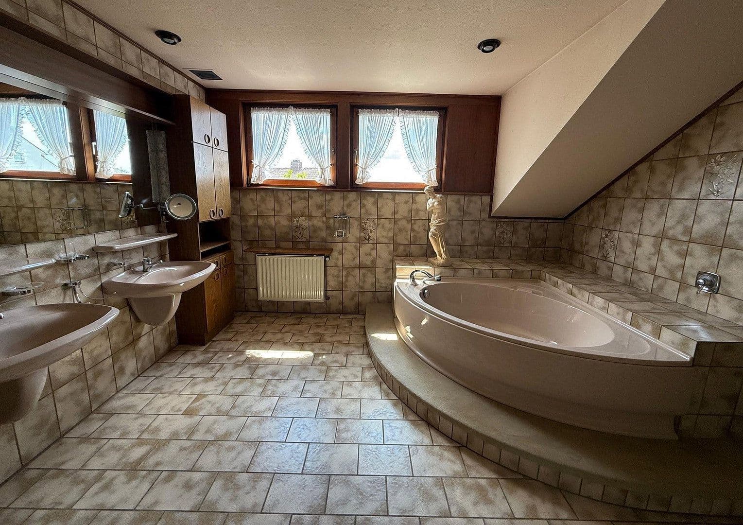 Prodej domu 478 m², pozemek 1.827 m², Neuhof, Hessen Prodej domu 478 m², pozemek 1.827 m², Neuhof, Hessen