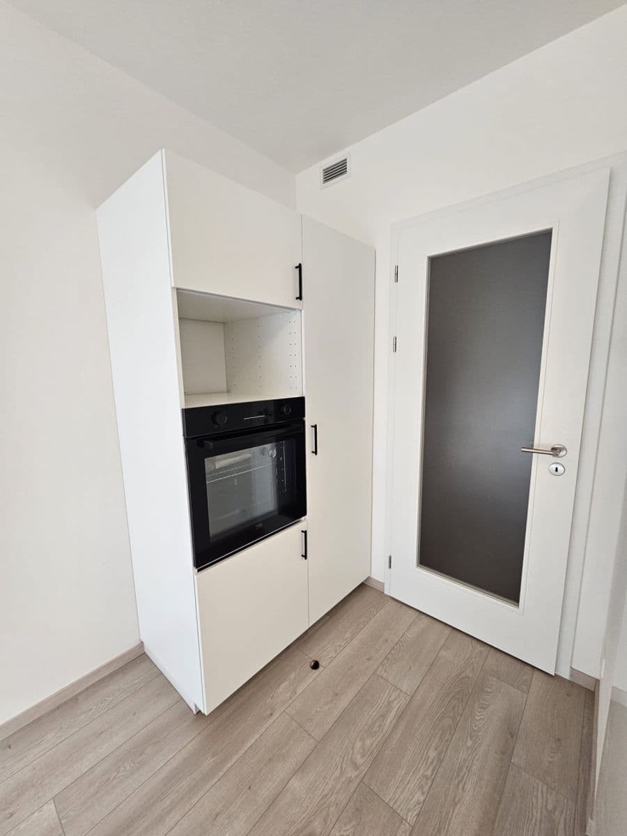 Pronájem bytu 1+kk 37 m², U Tesly, Praha, Praha Pronájem bytu 1+kk 37 m², U Tesly, Praha, Praha