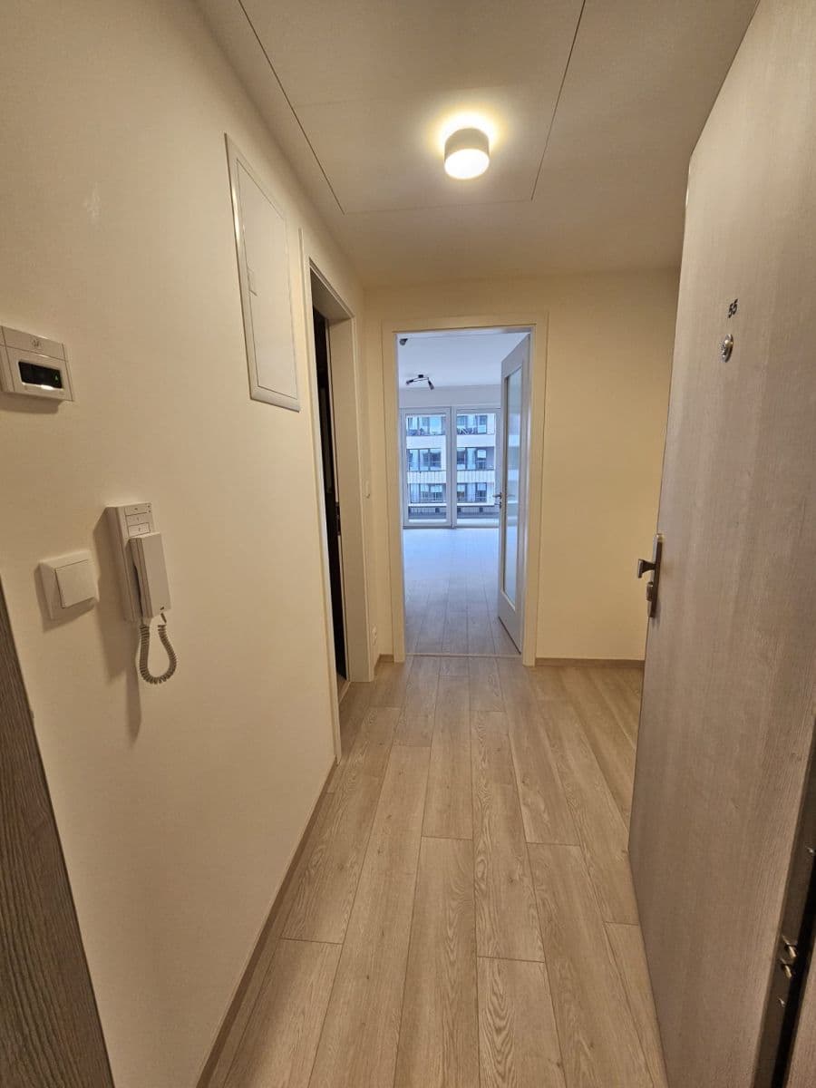 Pronájem bytu 1+kk 37 m², U Tesly, Praha, Praha Pronájem bytu 1+kk 37 m², U Tesly, Praha, Praha