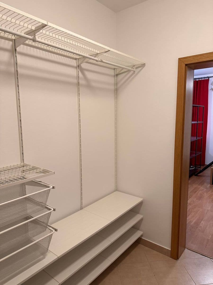 Pronájem bytu 1+kk 41 m², Modenská, Praha, Praha Pronájem bytu 1+kk 41 m², Modenská, Praha, Praha