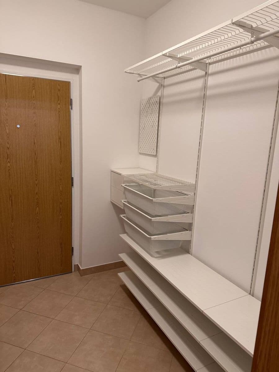 Pronájem bytu 1+kk 41 m², Modenská, Praha, Praha Pronájem bytu 1+kk 41 m², Modenská, Praha, Praha