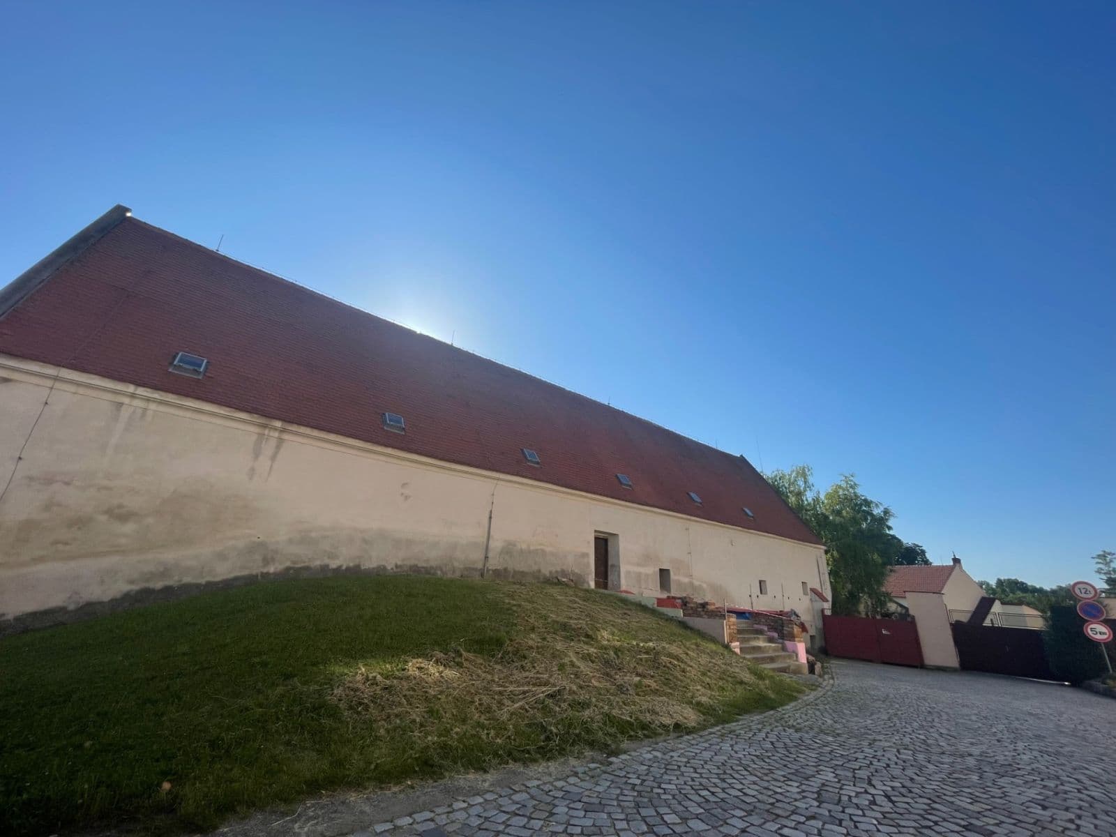Prodej domu 360 m², pozemek 1.800 m², nám. děk. Františka Kvapila, Nezamyslice, Olomoucký kraj Prodej domu 360 m², pozemek 1.800 m², nám. děk. Františka Kvapila, Nezamyslice, Olomoucký kraj